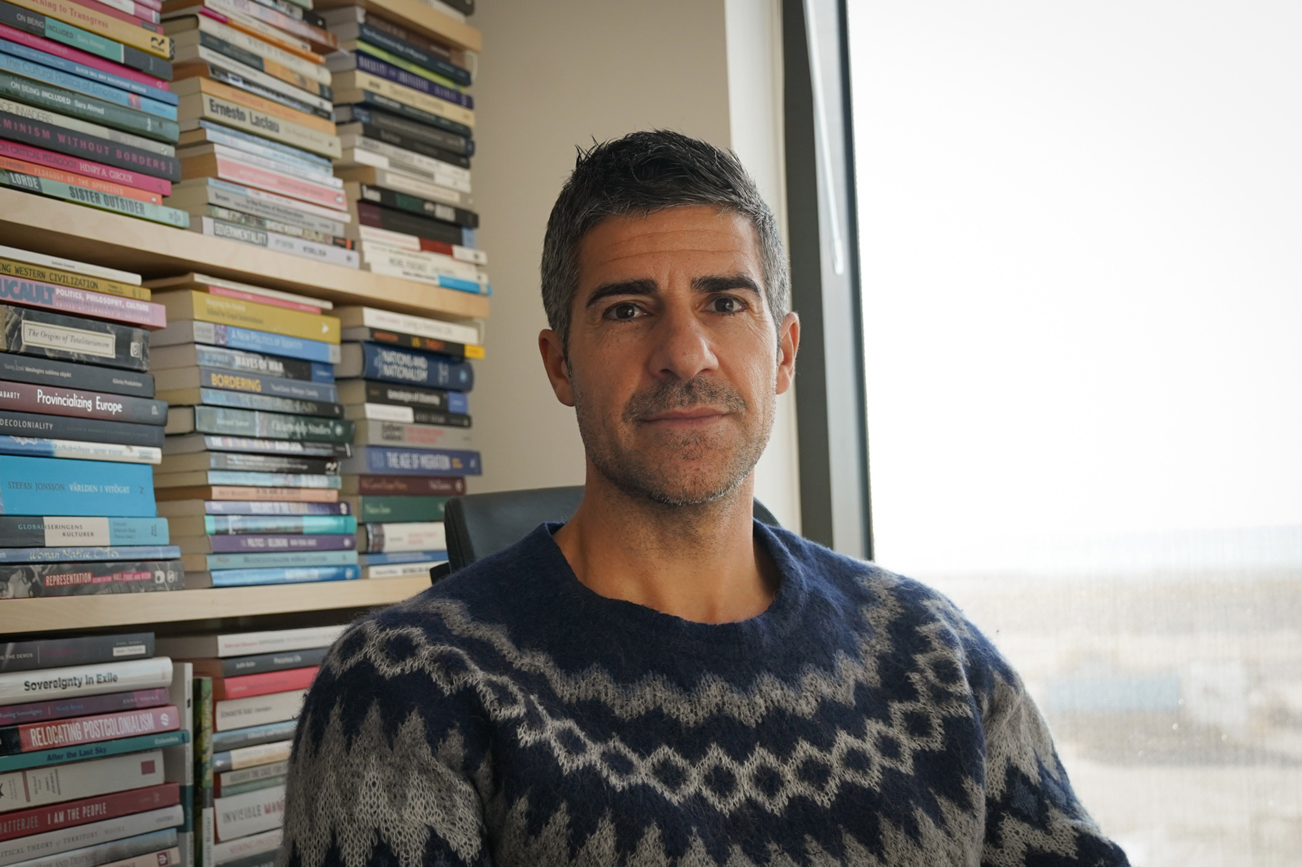 Barzoo Eliassi på sitt kontor