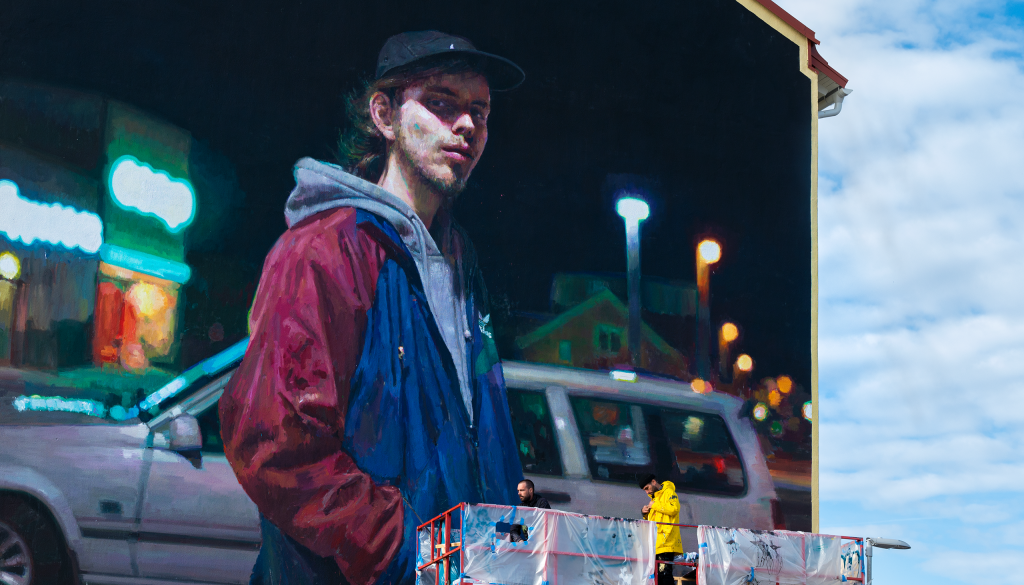 Oskarshamns stad fylls med konst. Seas Velasco och hans team målar det sista på deras väggmålning.