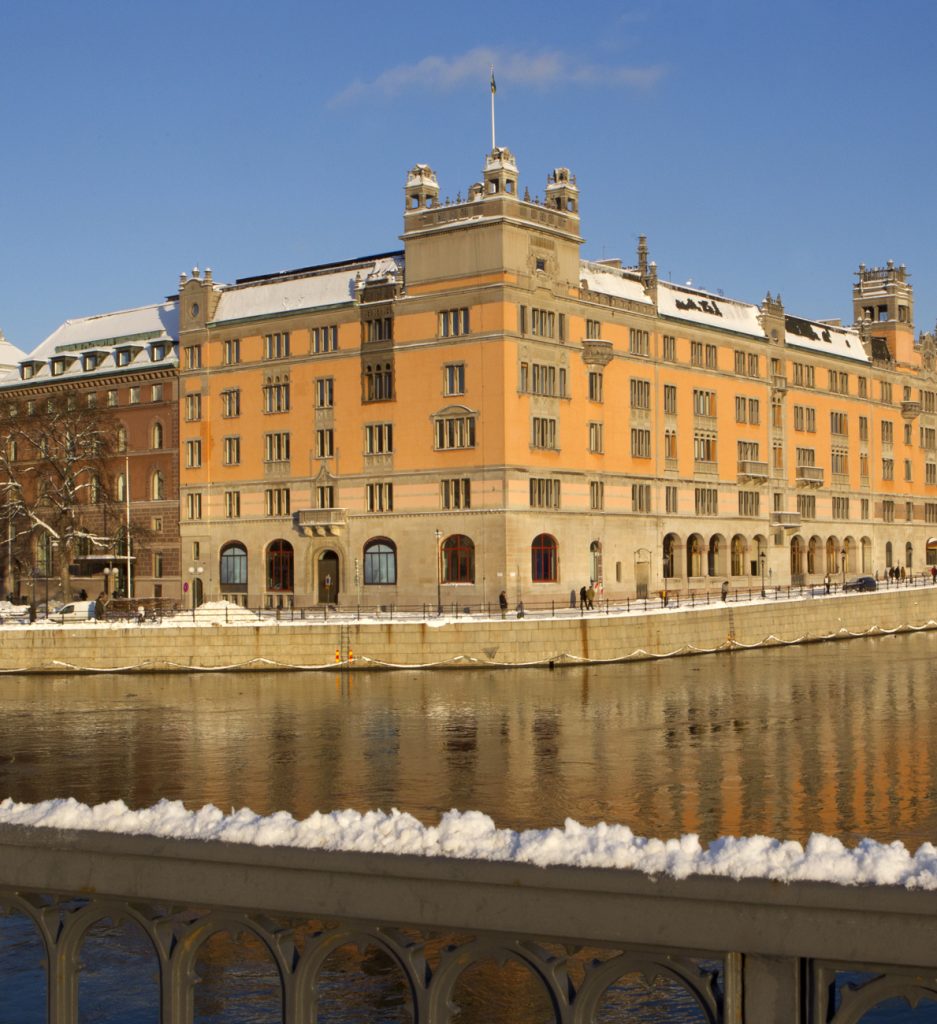 Regerings högkvarter Rosenbad i centrala Stockholm. En äldre beige tegelbyggnad.