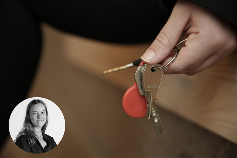 Kvinna sitter ner och håller i sina nycklar.