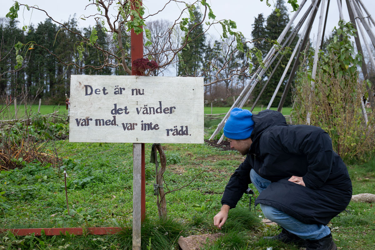 Skylt med texten "det är nu det vänder, var med, var inte rädd, framför man som håller på med växter