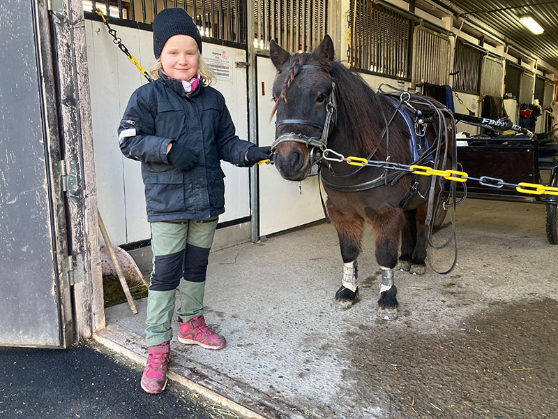 Milly Sjöberg tillsammans med en pony.