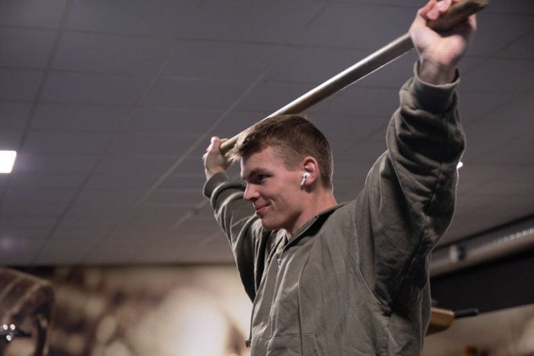 Dante Jacobsson värmer upp med en pinne bakom nacken.