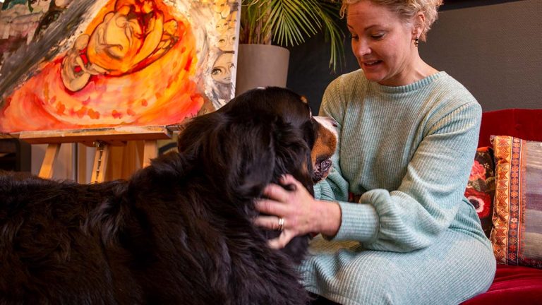 Lotta tillsammans med hunden Bellman