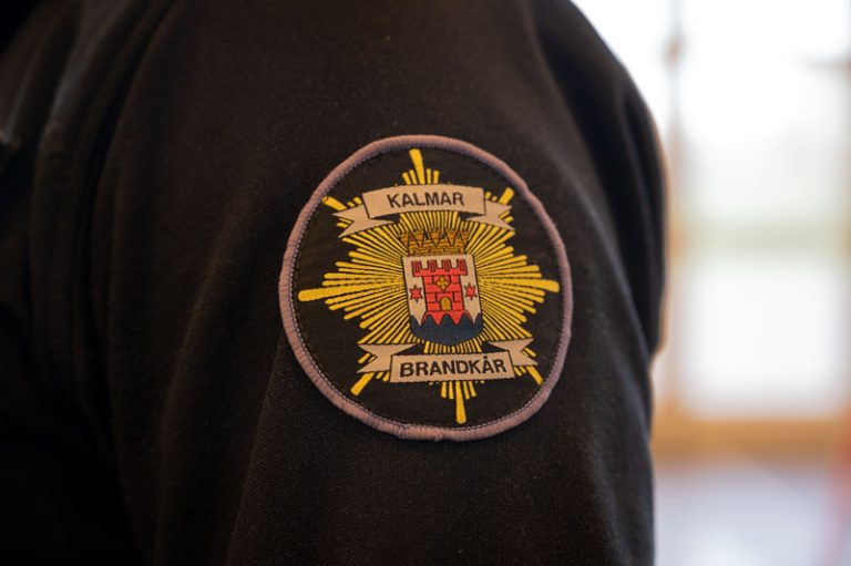 Närbild på överarmen på Kalle Daleen. På armen sitter Kalmar bbrandkårsomblev broderat.