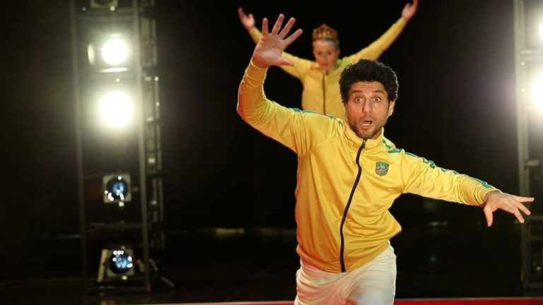 De två dansarna mitt i en rörelse mot kameran.