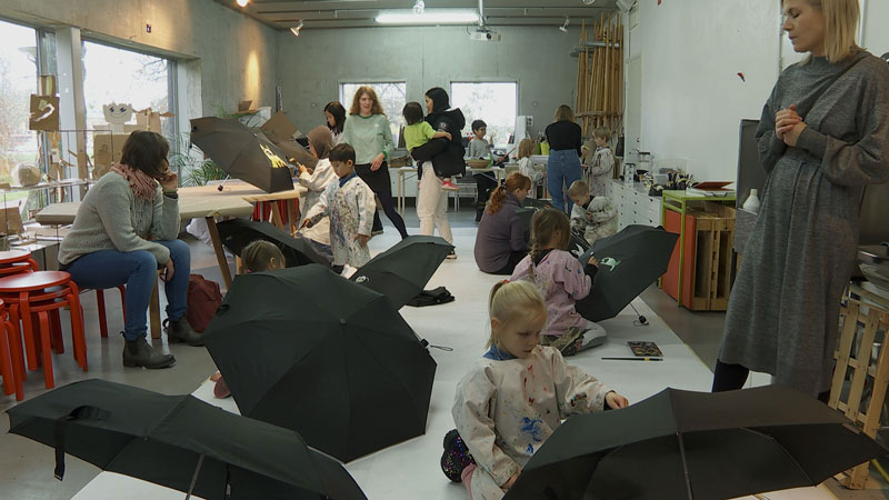 Bild på barn som pysslar