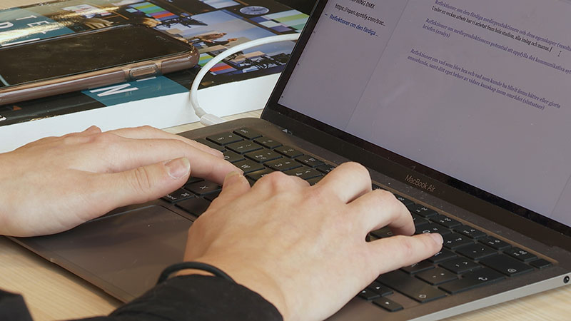 Skriver på en dator.