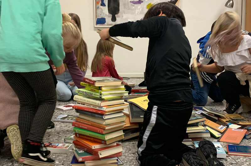 Ett barn som staplar böcker till ett torn