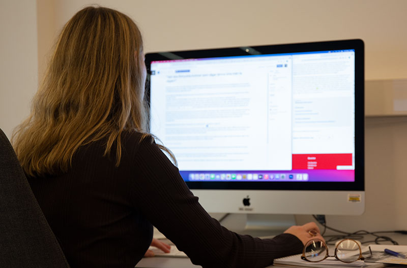 Företagare jobbar framför datorn