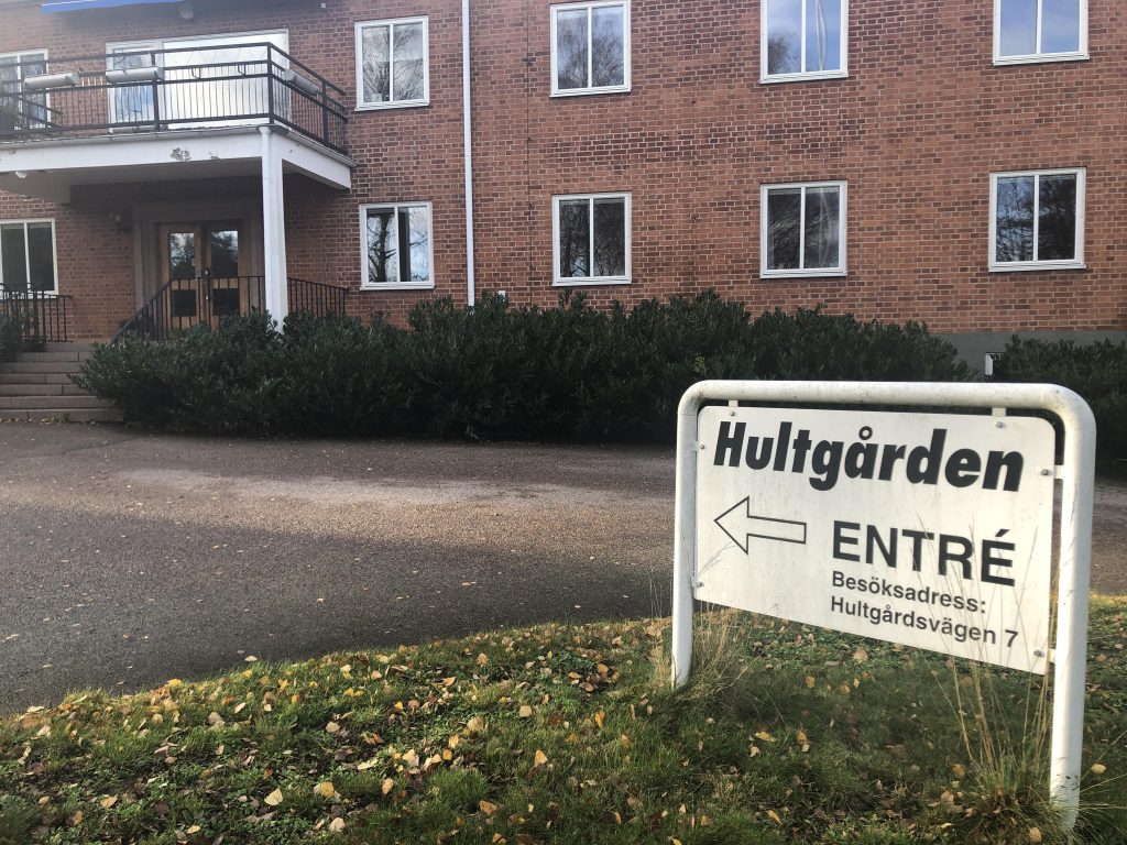 Hultgården entré skylt