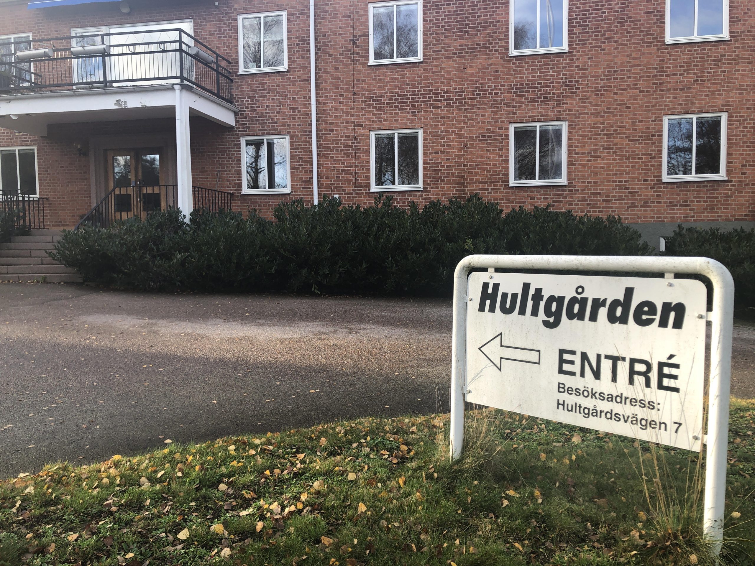 Hultgården entré skylt