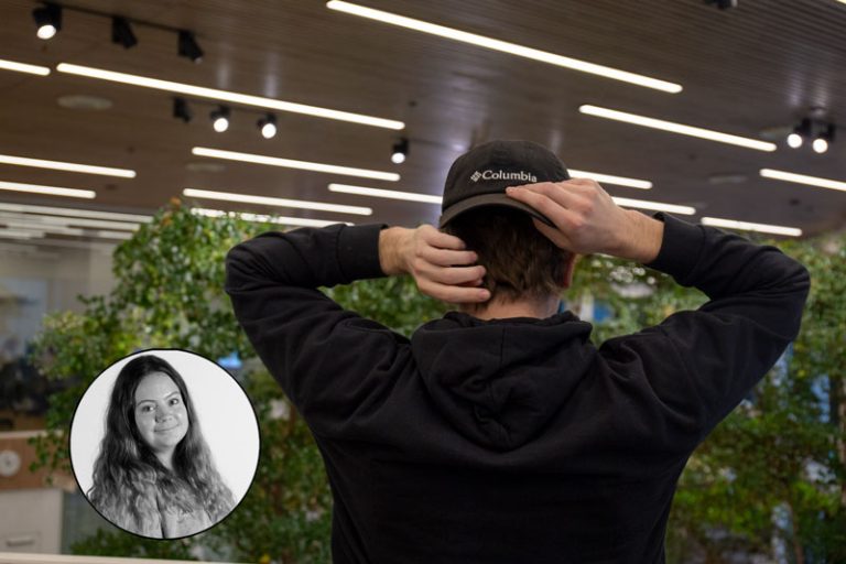 Kille står med rygg mot kamera