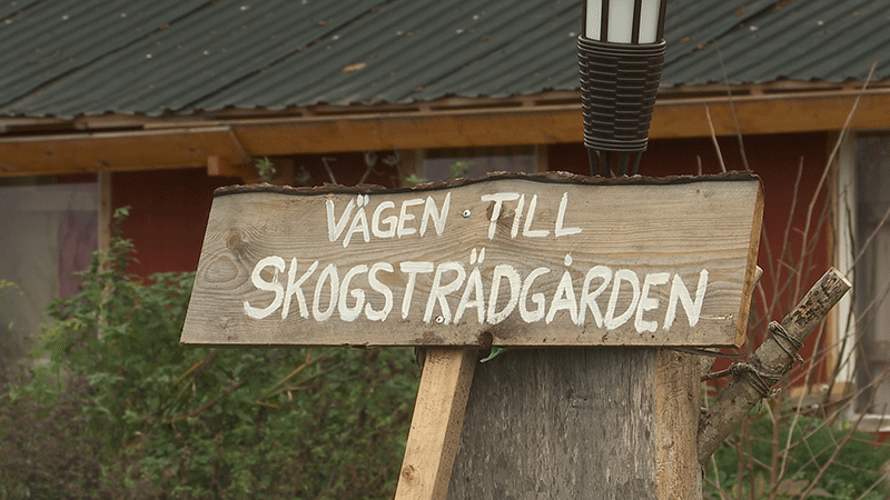 Skylt på vägledning till Skogsträgården