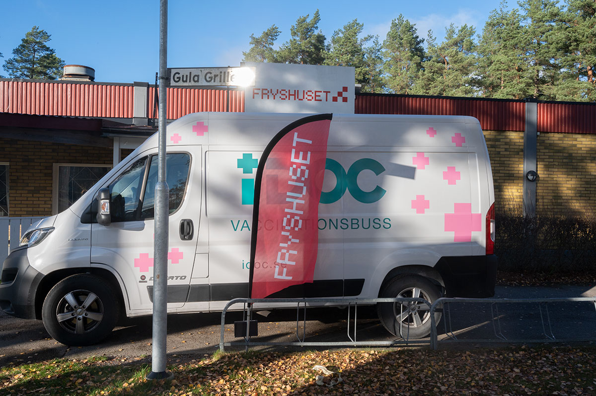 Vaccinationbussen i Nybro utanför fyrhuset.
