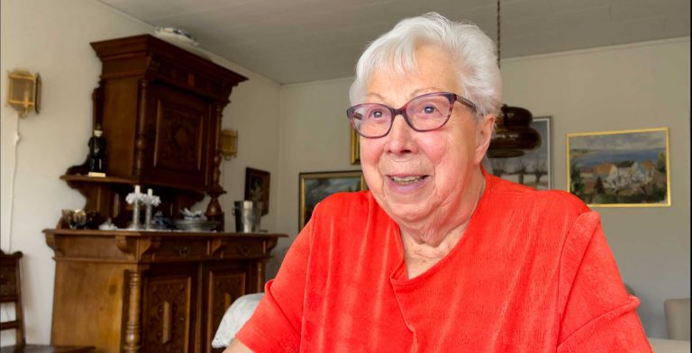 Gunn Persson sitter och ler.