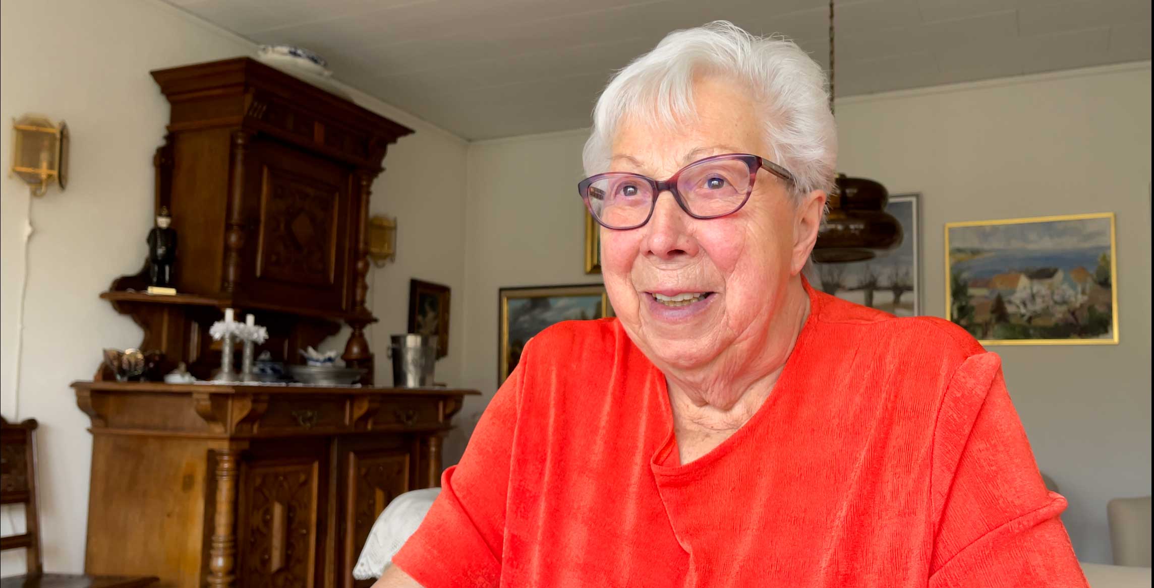 Gunn Persson sitter och ler.