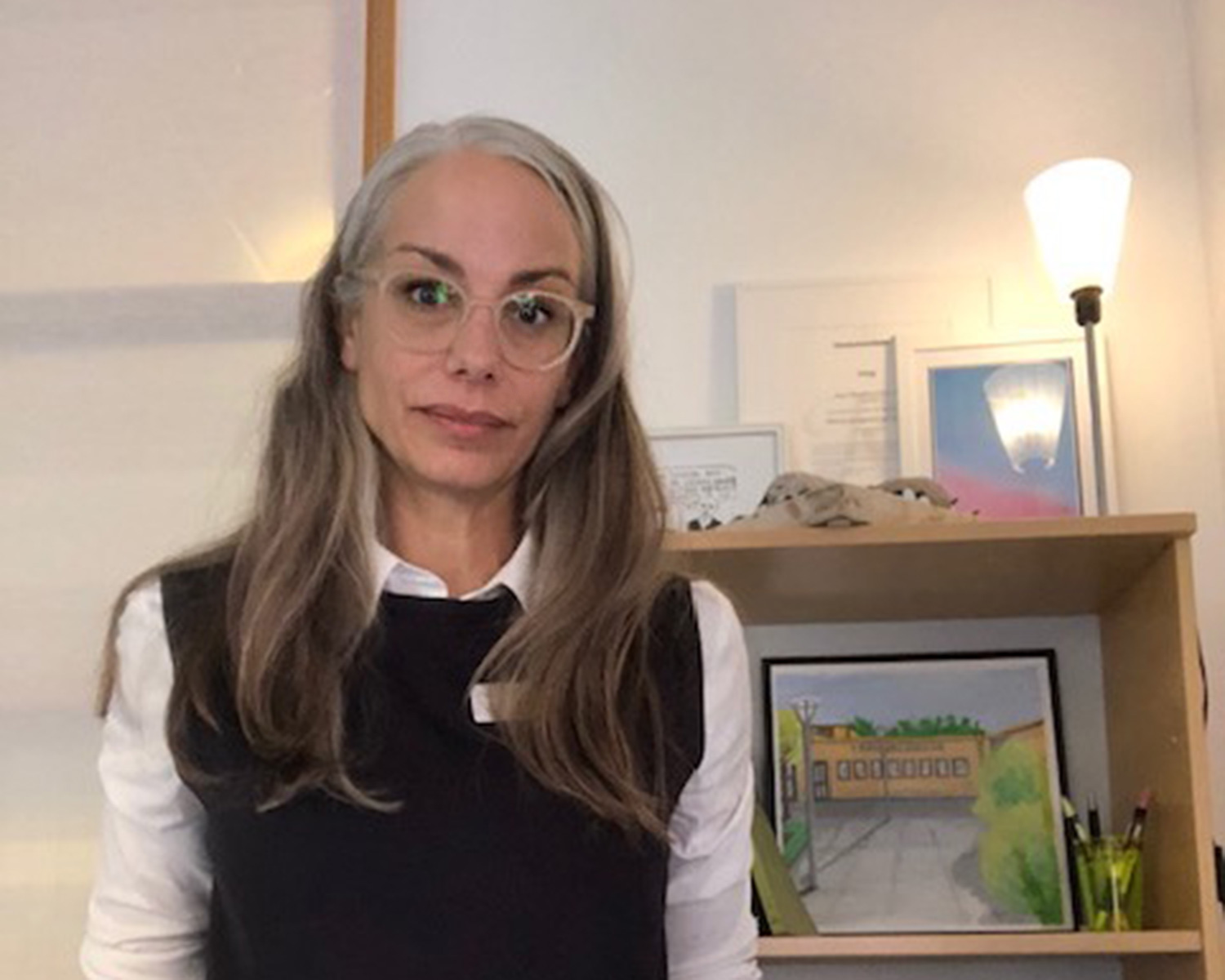 Sara Thenfors Linderoth, rektor på Tångvallaskolan, står på sitt kontor.