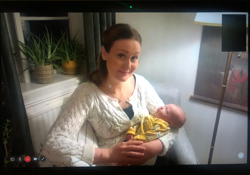 Annié Lorentzon-Svensson sitter i en fåtölj med hennes nyfödda dotter. Bilden är tagen över FaceTime.