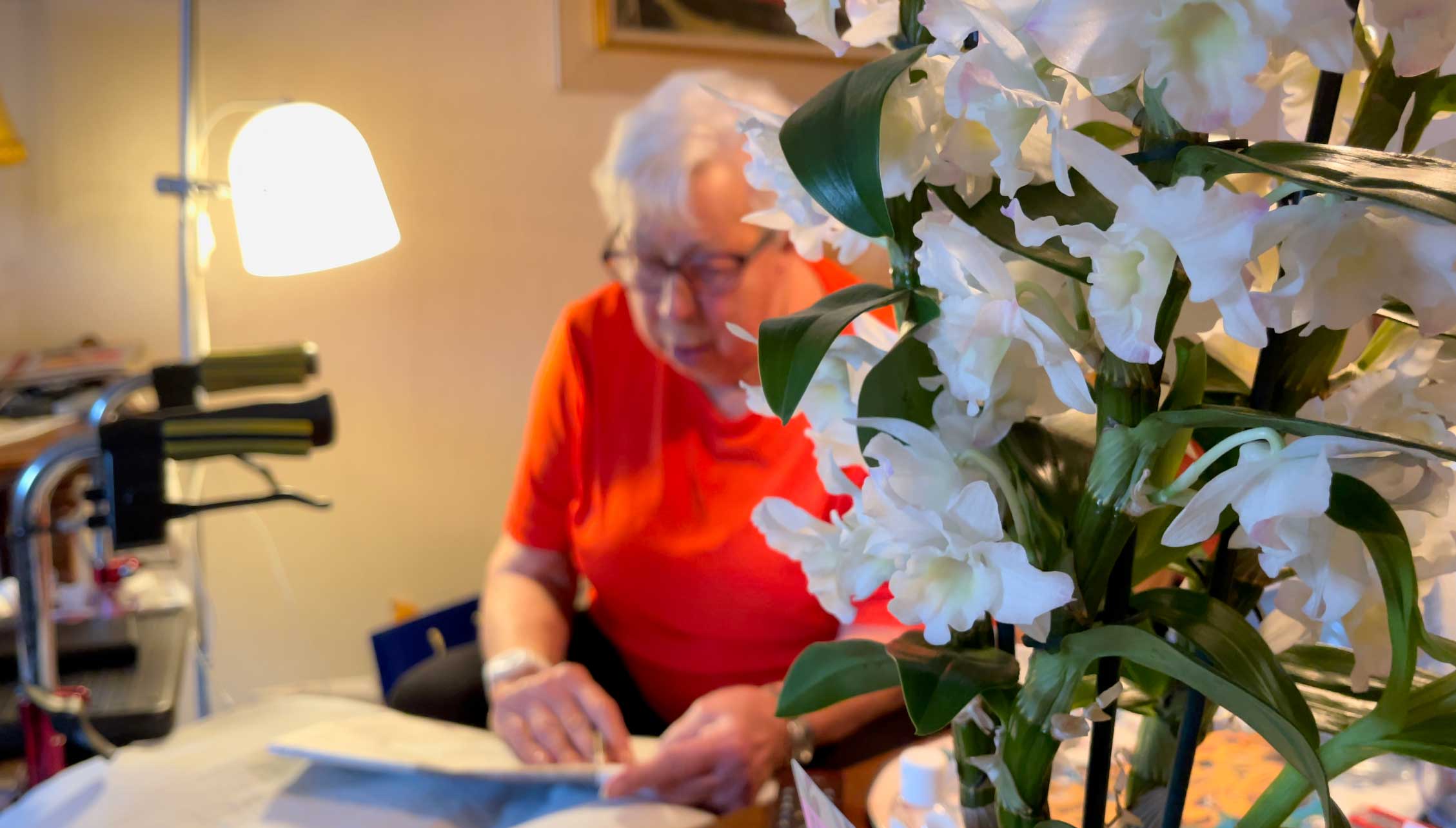Gunn Persson,79, sitter och läser korsord.