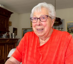 Gunn Persson sitter och ler.