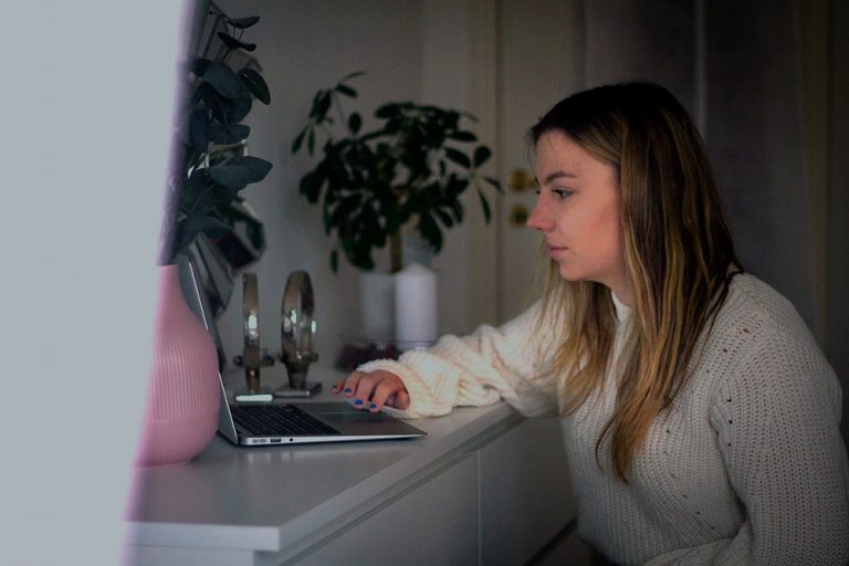 Nhea Nilsson sitter framför sin dator på sitt rum.