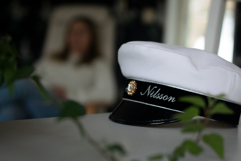 Studentmössan men Nhea Nilsson sittande i bakgrunden.