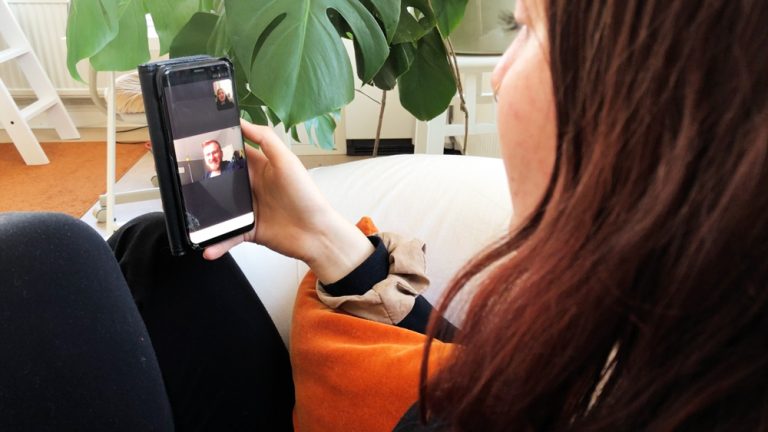 Rebecca Mårtensson sitter och FaceTimar med sin pojkvän