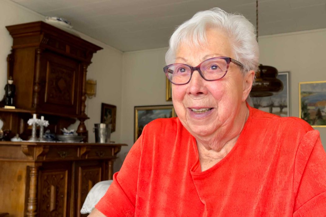 Gunn Persson sitter och ler.