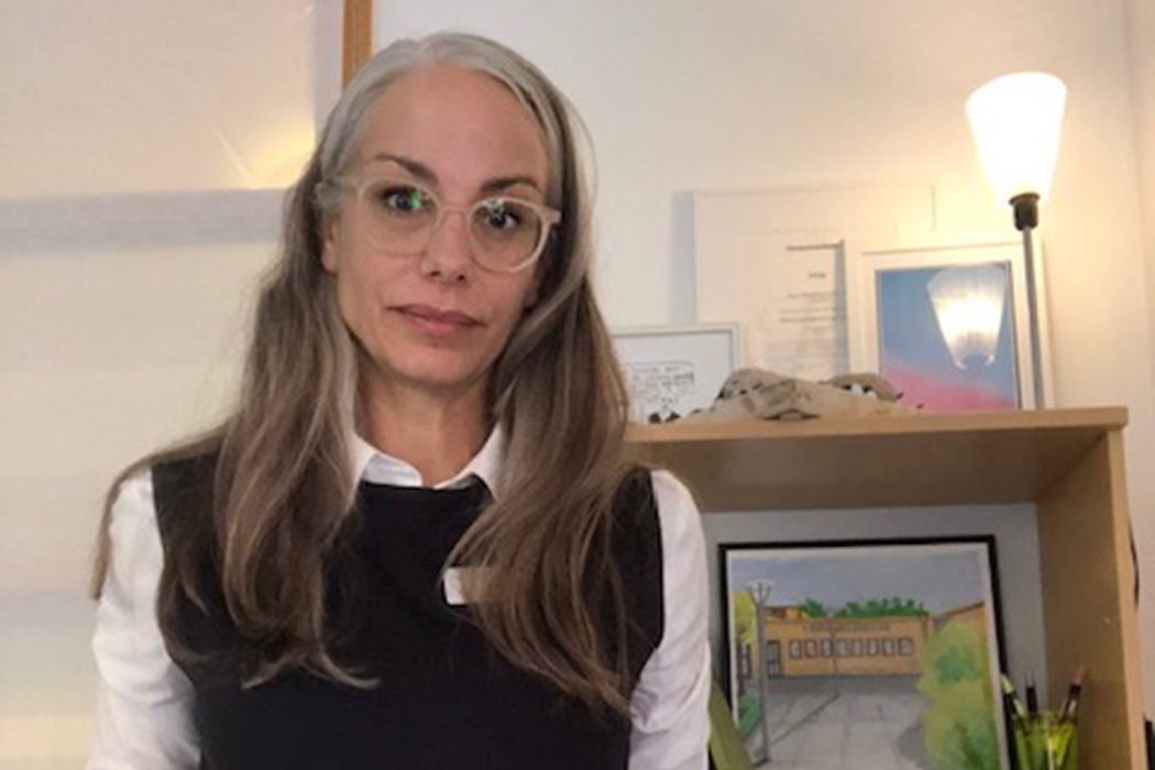 Sara Thenfors Linderoth, rektor på Tångvallaskolan, står på sitt kontor.