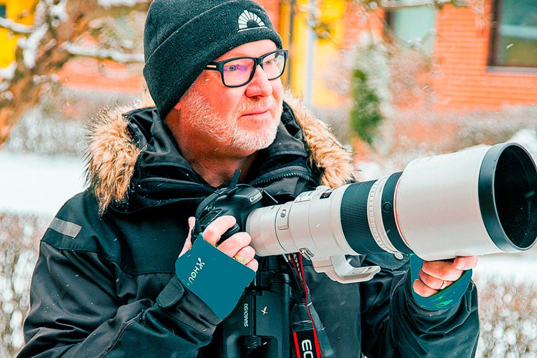 Bild på Thomas Johnsson i vinterkläder med en stor kamera i handen.