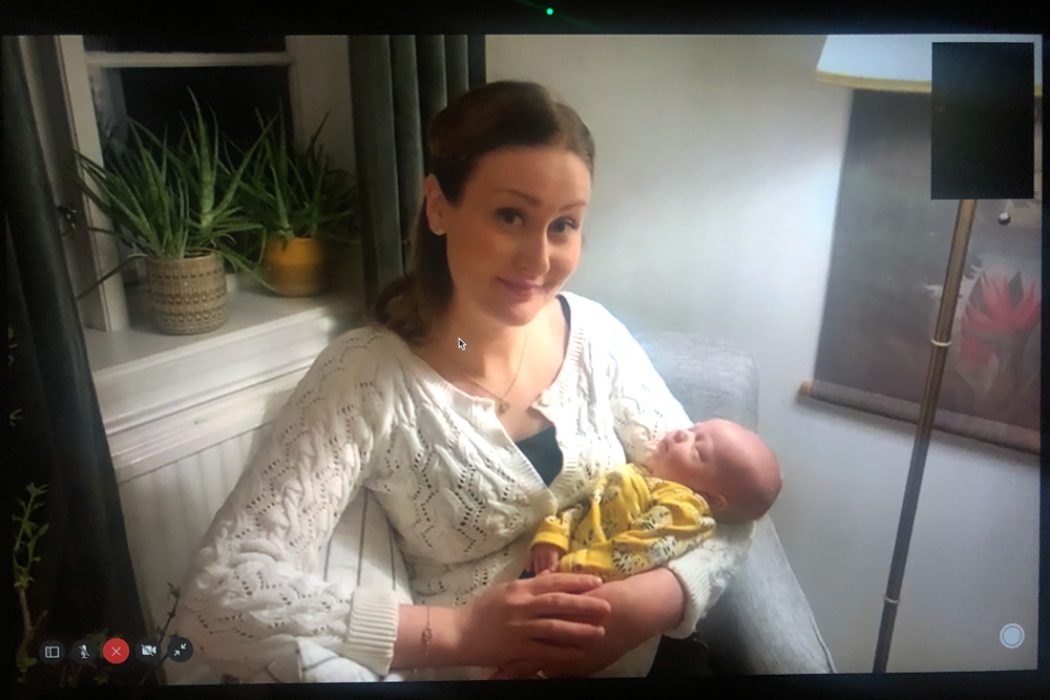 Annié Lorentzon-Svensson sitter i en fåtölj med hennes nyfödda dotter. Bilden är tagen över FaceTime.