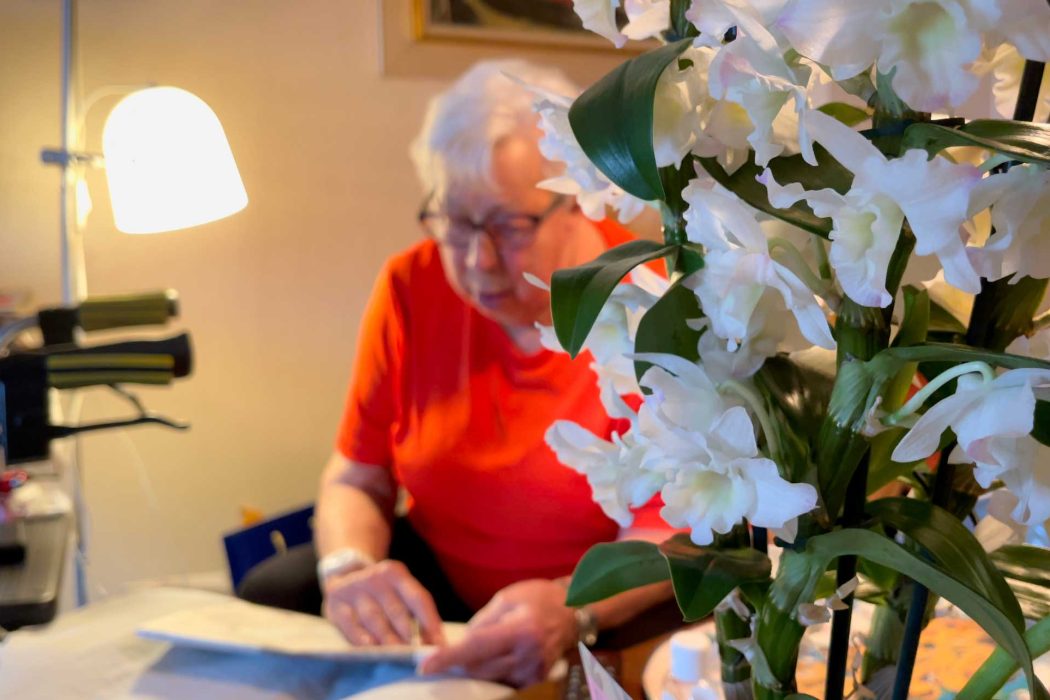 Gunn Persson,79, sitter och läser korsord.