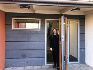 Emmie Nestor i entrén till sitt lägenhetshus