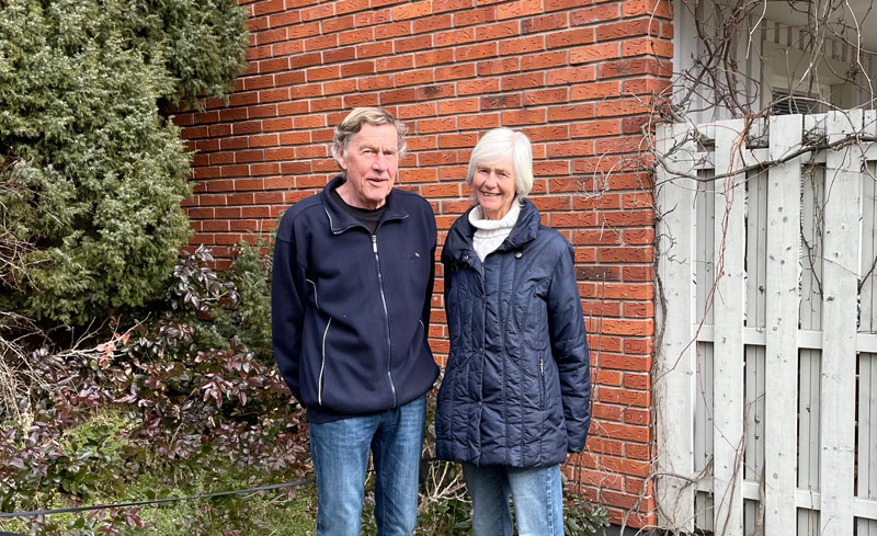 Rolf och Anna Peterson framför sitt hus i Södertälje