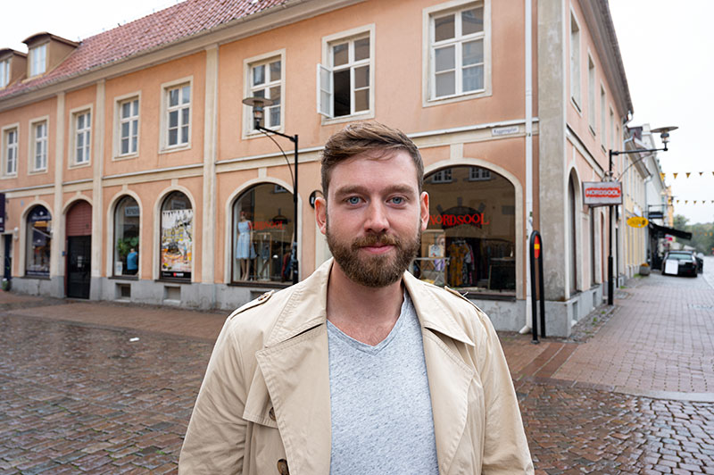 Porträtt på en man på stan i ett regnigt Kalmar
