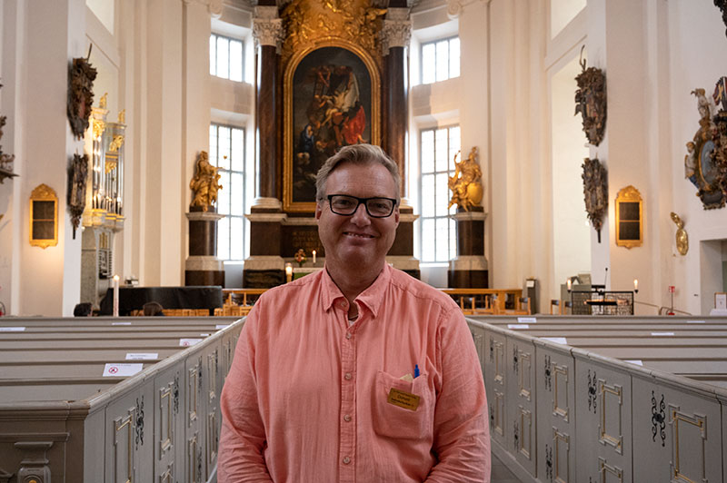 Porträtt av domkyrkans vaktmästare inuti Kyrkan
