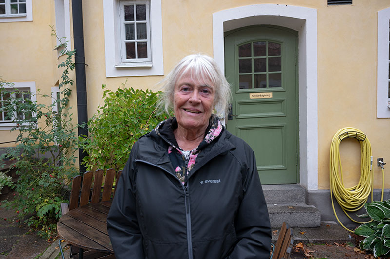 Porträtt av en äldre kvinna utanför vallokalen i Kalmar