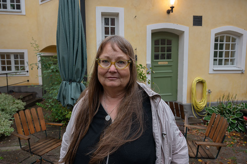 Porträtt av en kvinna utanför vallokalen i Kalmar