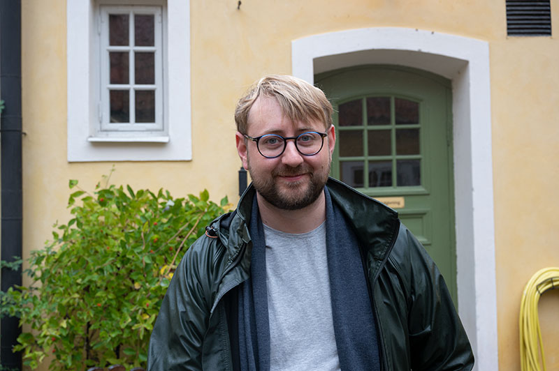 Porträtt av en glad man med glasögon utanför vallokalen i Kalmar