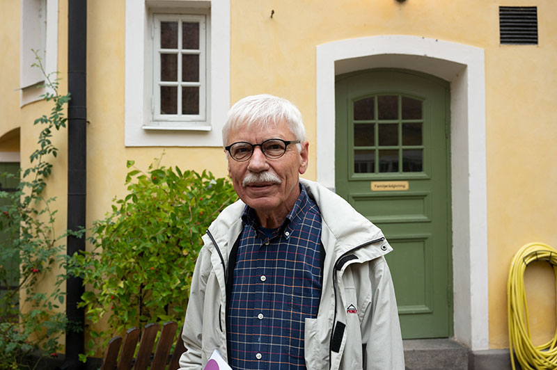 Porträtt av en äldre man utanför vallokalen i Kalmar