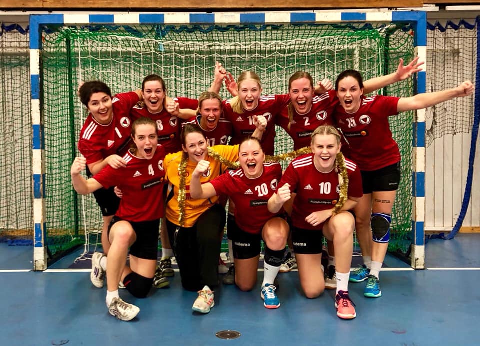 Lagfoto taget på KFUM Kalmar HKs damlag, som nyblivna serievinnare.