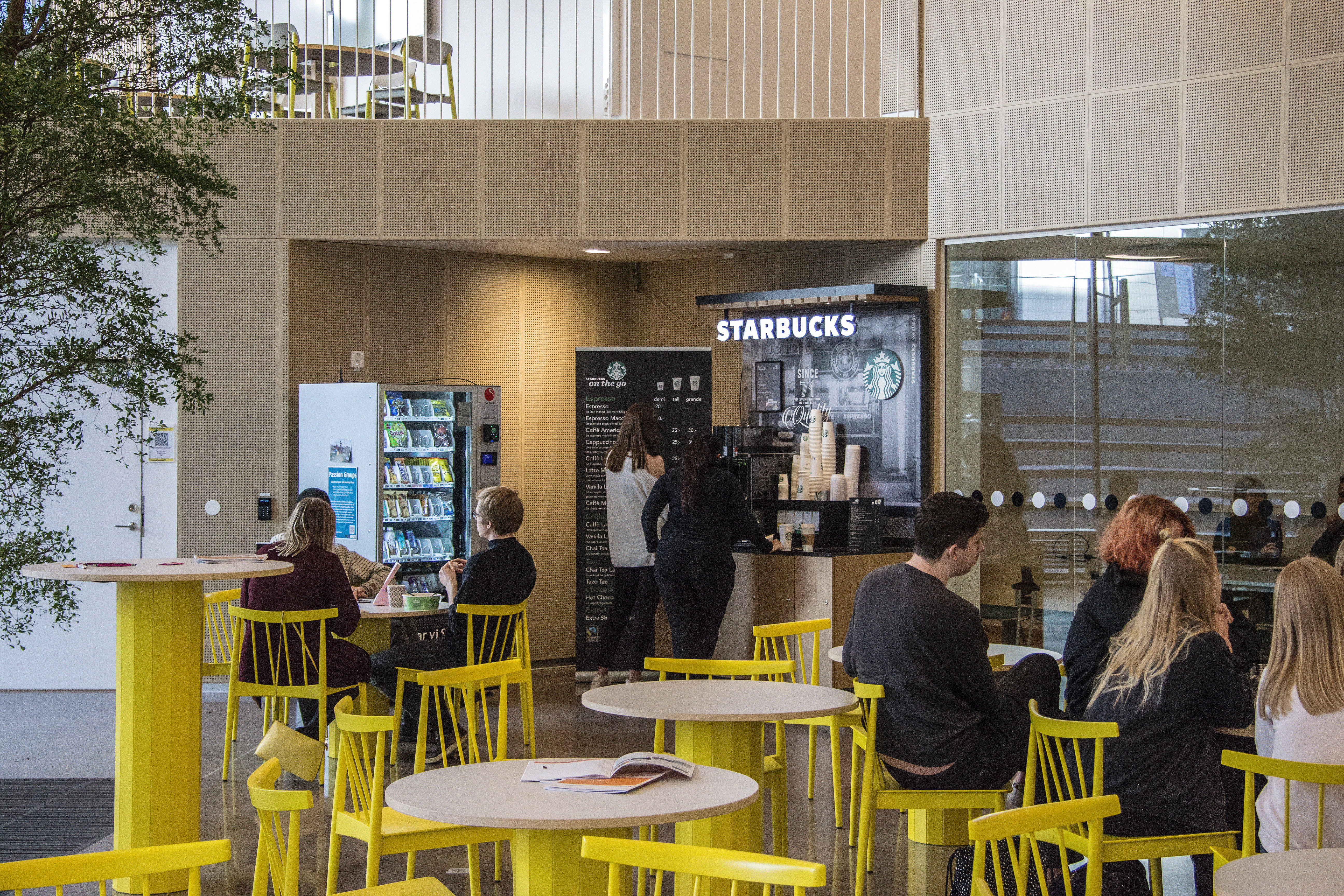 Bild på studenter vid Linnéuniversitetets nya lokaler