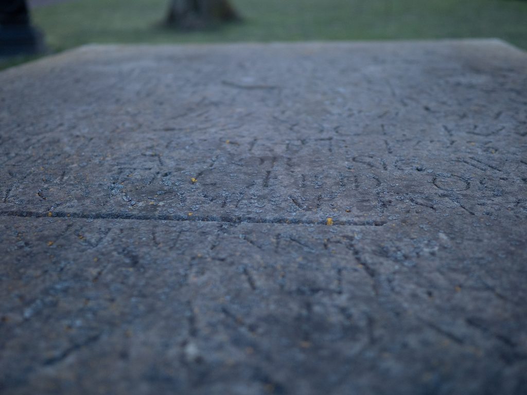 Gravsten med sliten skrift