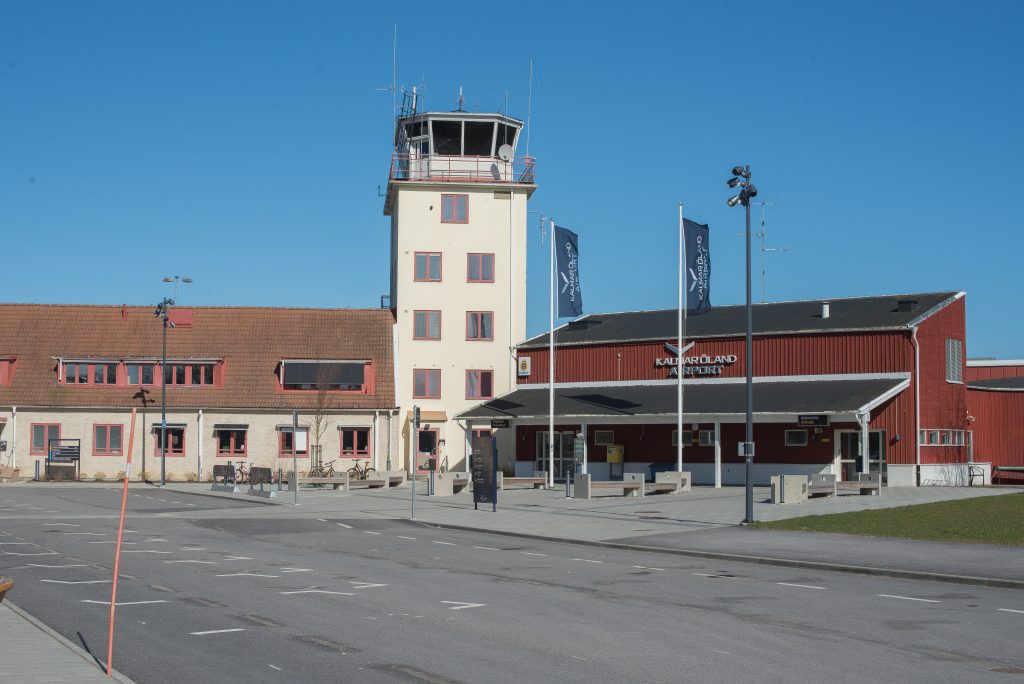 Tom parkering utanför flygplatsen