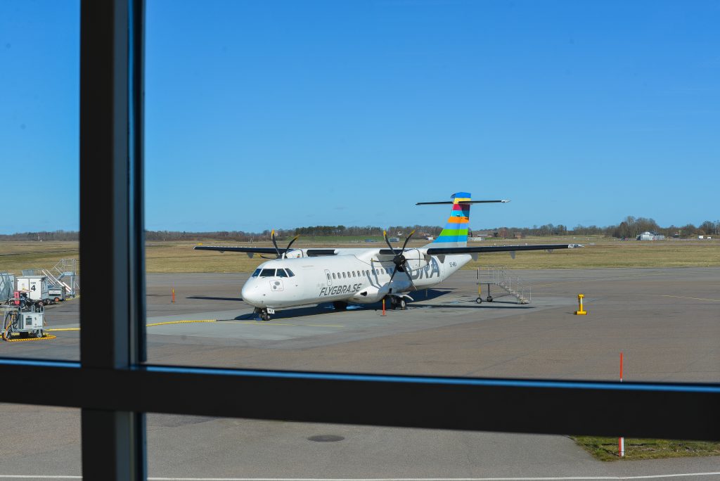 ensamt flygplan på landningsbanan