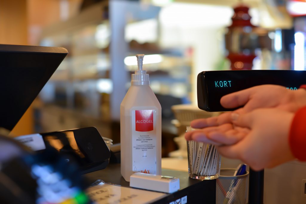 Kund använder handsprit