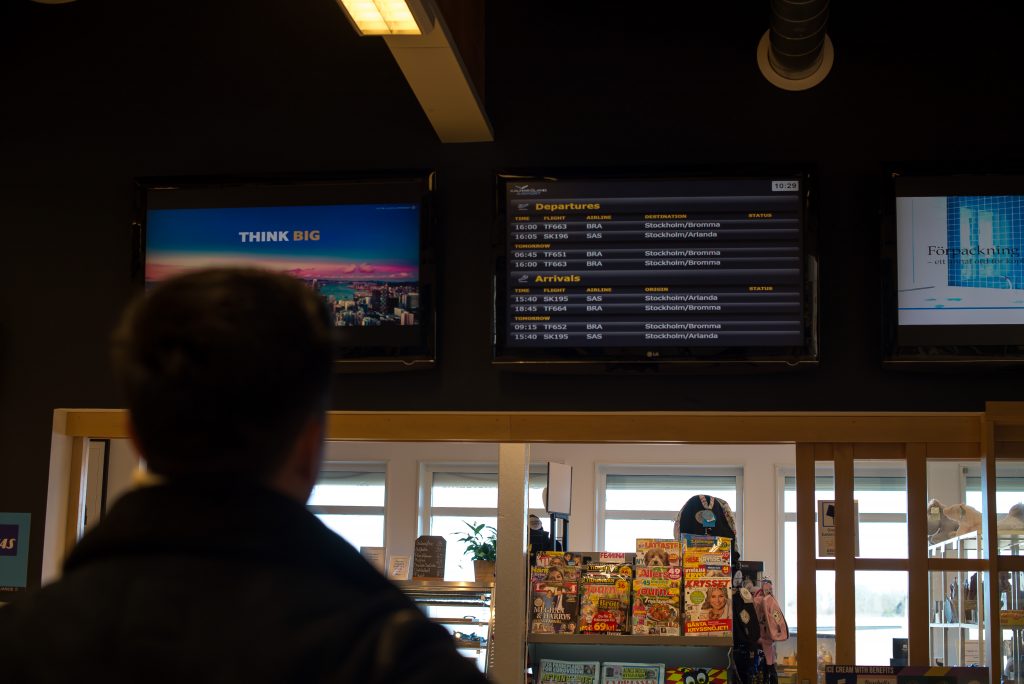 José tittar på skärm med avgångar