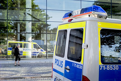 Polisen griper misstänkta.