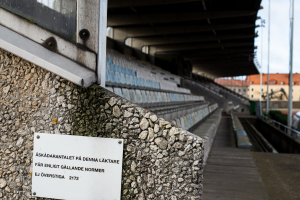 Den södra läktaren på Fredrikskans har definitivt sett sina bästa år. 